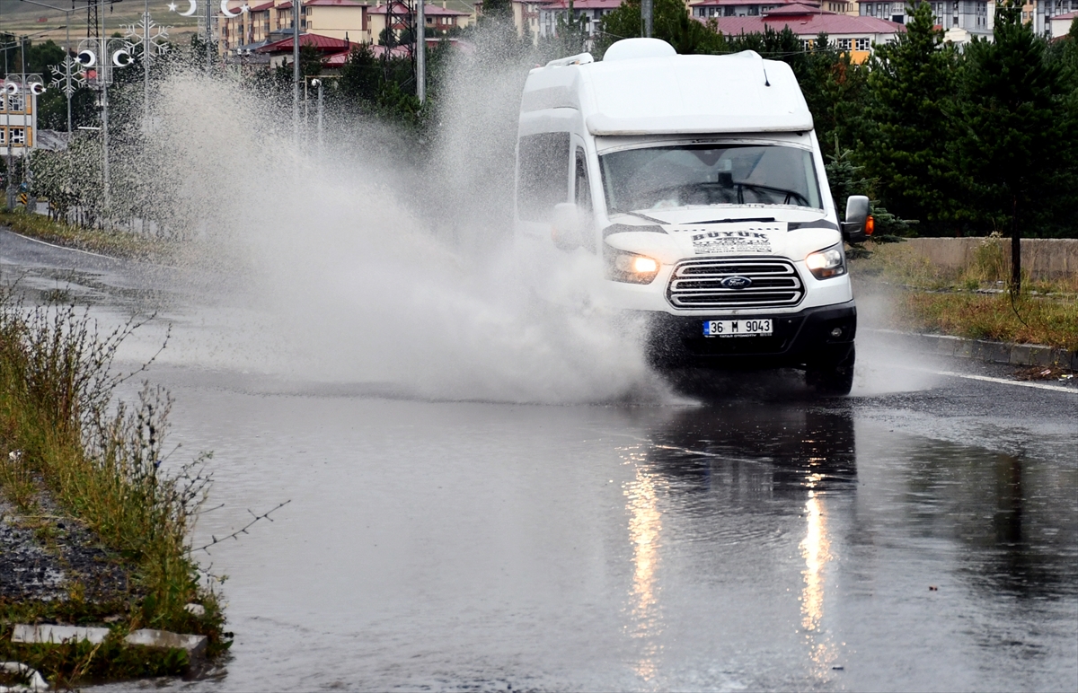 Kars'ta şiddetli dolu ve sağanak: Tarım arazileri zarar gördü