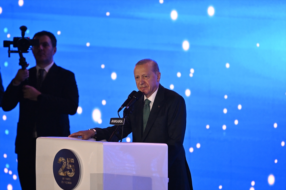 Cumhurbaşkanı Erdoğan: "Tayyip Erdoğan olarak, siyasette 50 yılı geride bıraktım. Allah ömür ve sağlık verirse, daha nice yıllar Türkiye'ye hizmet mücadelesi içinde olacağım"