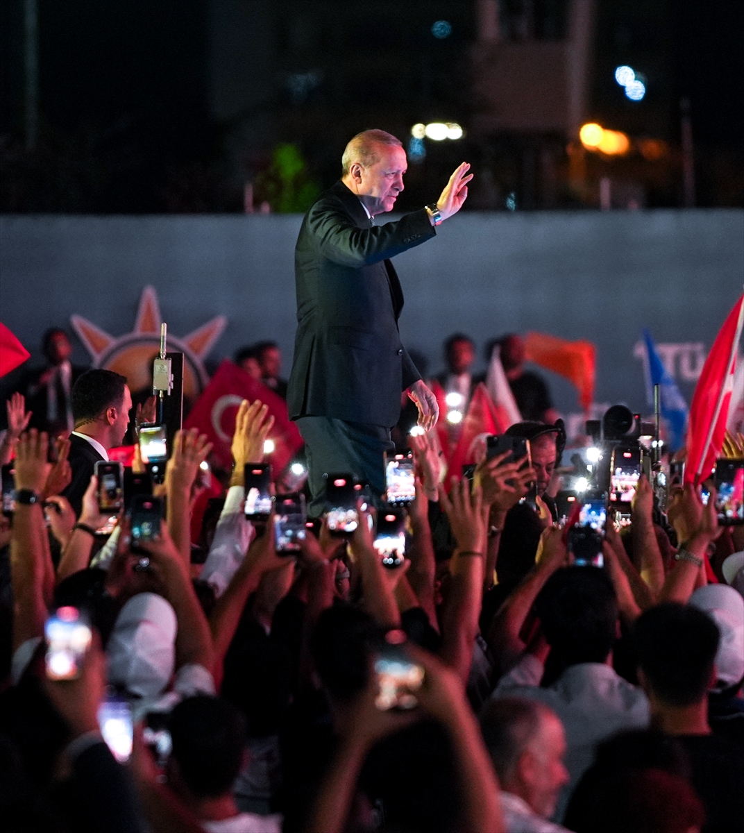 Cumhurbaşkanı Erdoğan: "Tayyip Erdoğan olarak, siyasette 50 yılı geride bıraktım. Allah ömür ve sağlık verirse, daha nice yıllar Türkiye'ye hizmet mücadelesi içinde olacağım"