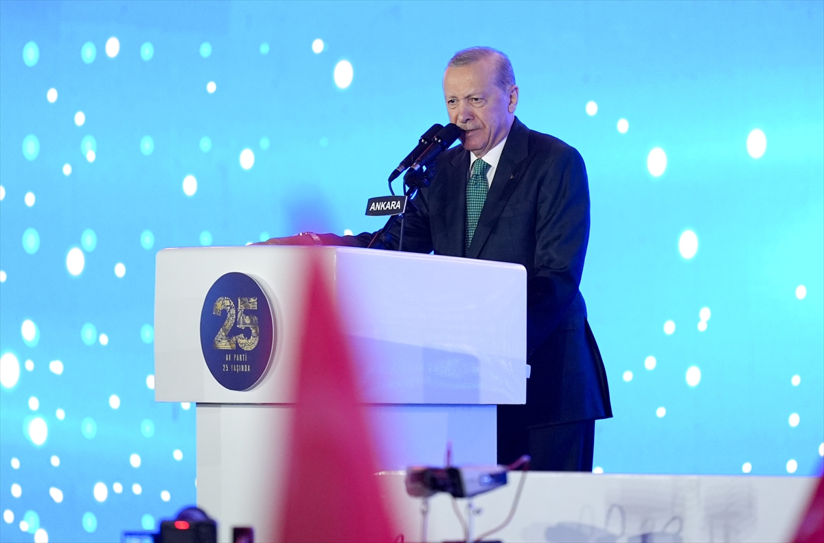 Cumhurbaşkanı Erdoğan: "Tayyip Erdoğan olarak, siyasette 50 yılı geride bıraktım. Allah ömür ve sağlık verirse, daha nice yıllar Türkiye'ye hizmet mücadelesi içinde olacağım"