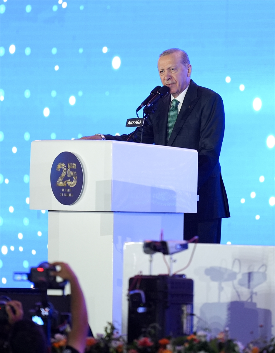 Cumhurbaşkanı Erdoğan: "Tayyip Erdoğan olarak, siyasette 50 yılı geride bıraktım. Allah ömür ve sağlık verirse, daha nice yıllar Türkiye'ye hizmet mücadelesi içinde olacağım"