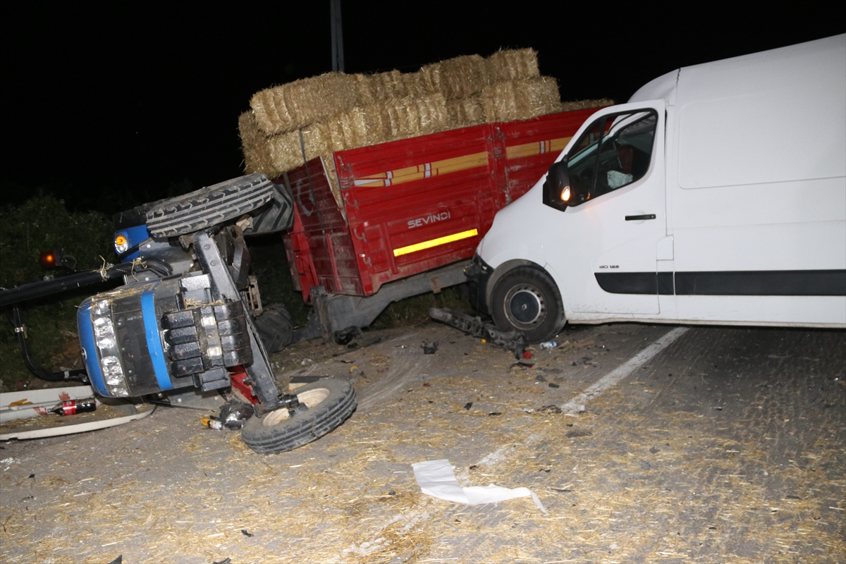 Amasya'da panelvan ile traktörün çarpıştığı kazada 3 kişi yaralandı