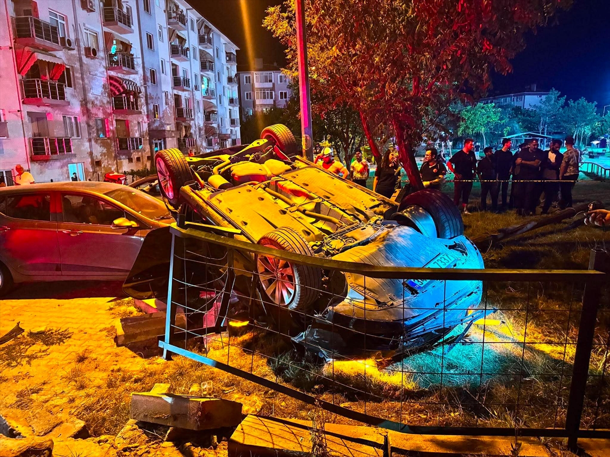 Edirne'de kaza: Otomobil devrildi, bir kişi parmağını kaybetti