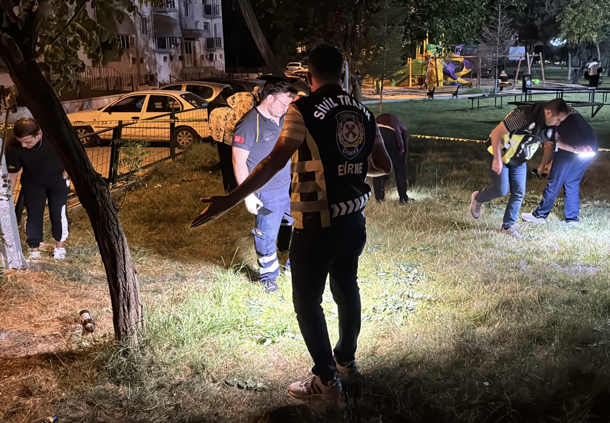 Edirne'de kaza: Otomobil devrildi, bir kişi parmağını kaybetti