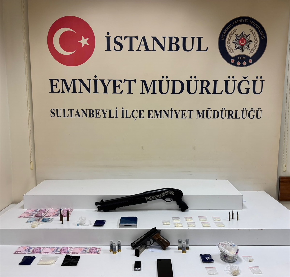 Sultanbeyli'de uyuşturucu ticareti yaptıkları belirlenen 2 şüpheli tutuklandı