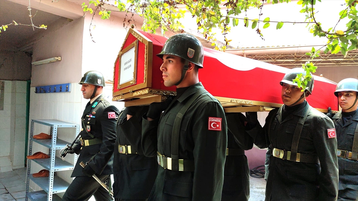 İzmir'de Kıbrıs Gazisi Fehim Sezgin son yolculuğuna uğurlandı