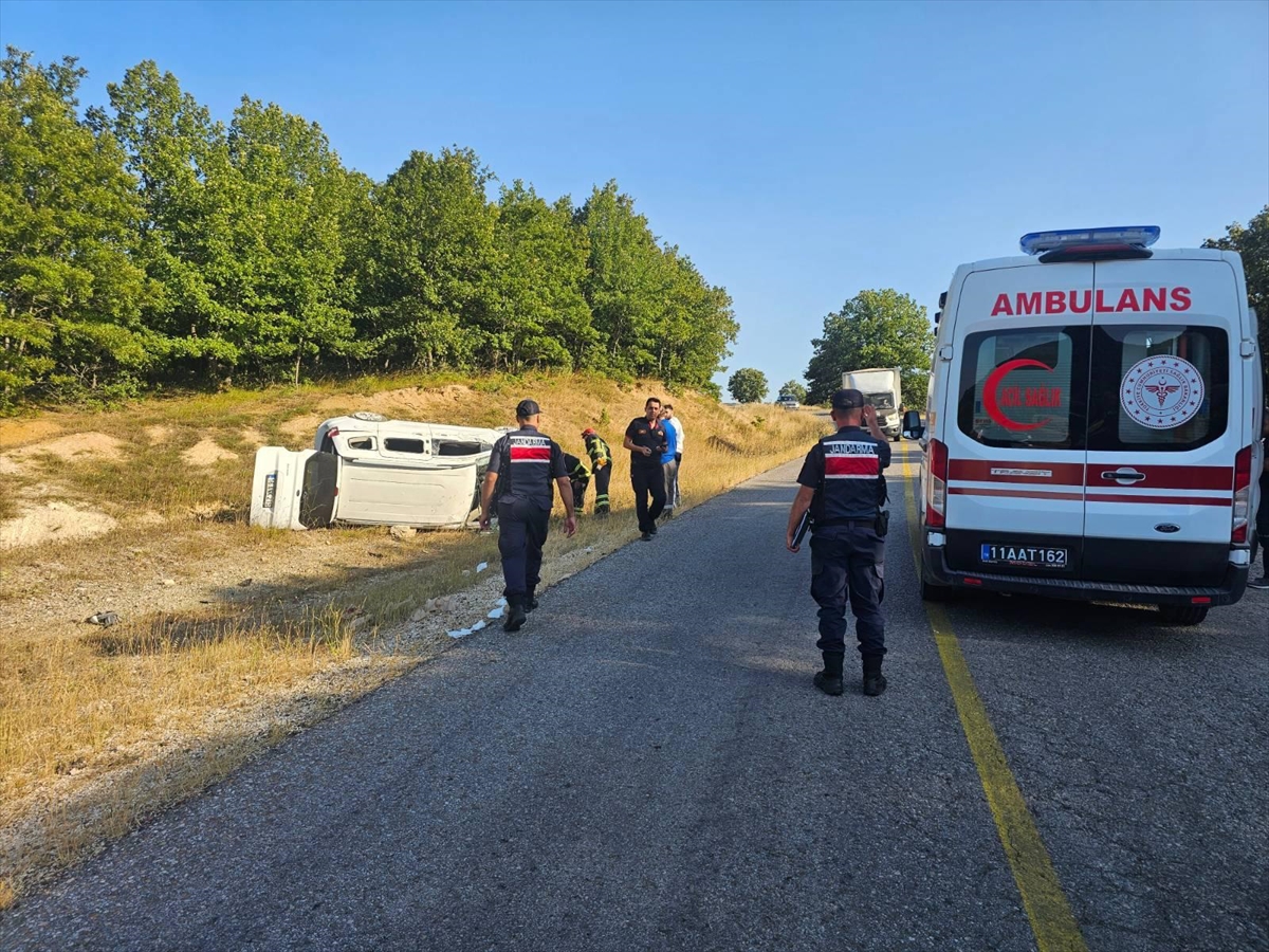 Bilecik'te trafik kazası: Hafif ticari araç devrildi, 5 yaralı