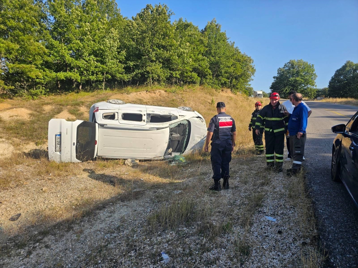 Bilecik'te trafik kazası: Hafif ticari araç devrildi, 5 yaralı