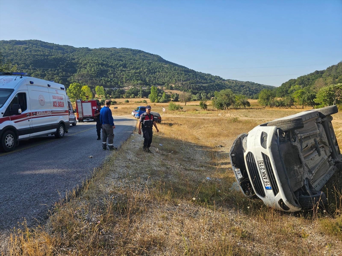 Bilecik'te trafik kazası: Hafif ticari araç devrildi, 5 yaralı