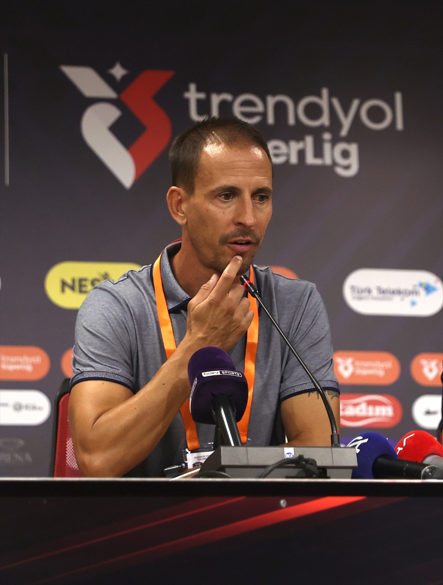 Corendon Alanyaspor Teknik Direktörü Pereira: Hatalar 2 puanımıza mal oldu