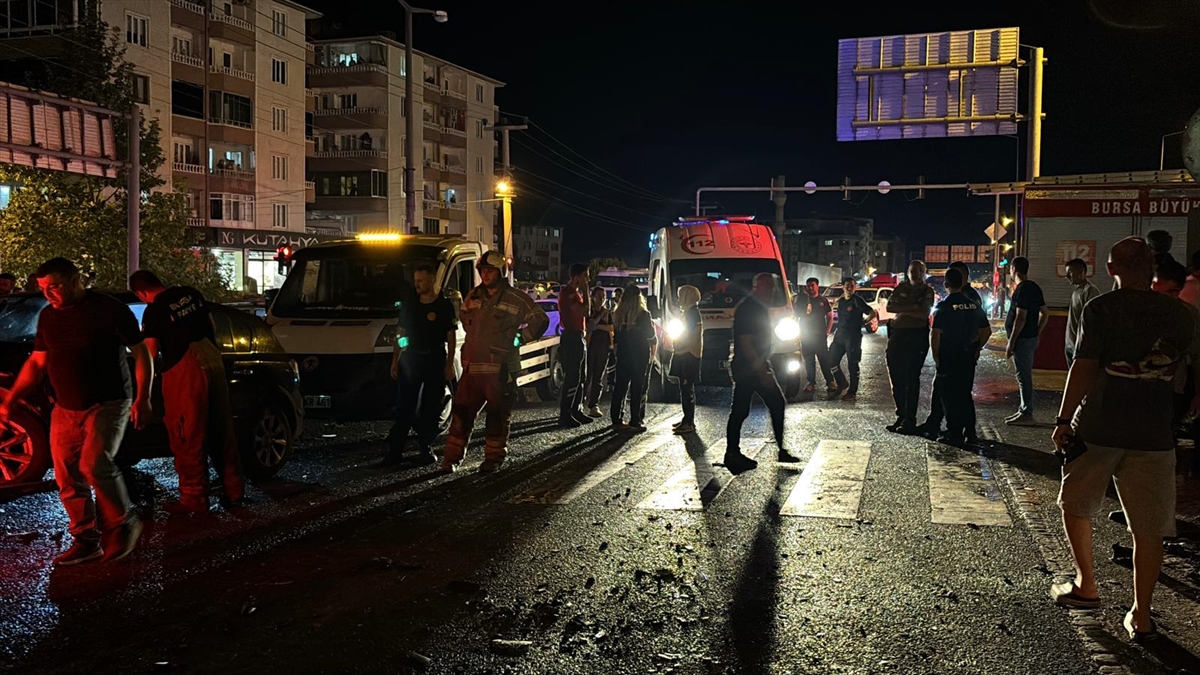 Bursa'da trafik kazası: 3 otomobil çarpıştı, 1'i ağır 5 yaralı