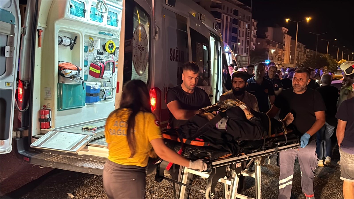 Bursa'da trafik kazası: 3 otomobil çarpıştı, 1'i ağır 5 yaralı