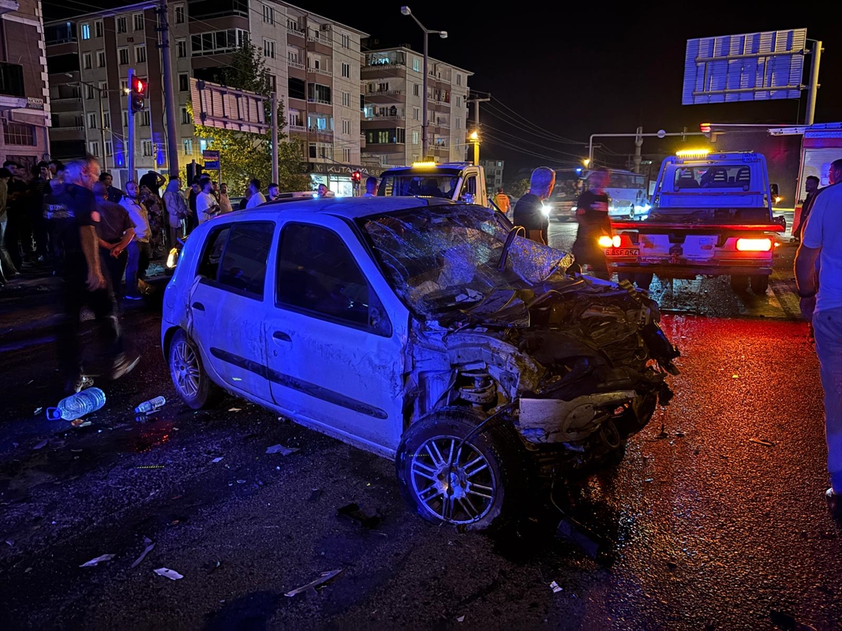 Bursa'da trafik kazası: 3 otomobil çarpıştı, 1'i ağır 5 yaralı