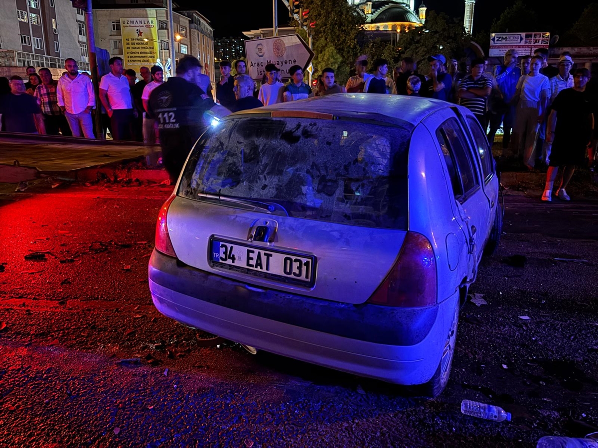 Bursa'da trafik kazası: 3 otomobil çarpıştı, 1'i ağır 5 yaralı