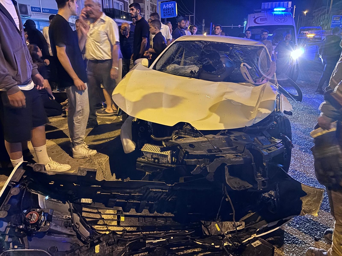 Bursa'da trafik kazası: 3 otomobil çarpıştı, 1'i ağır 5 yaralı