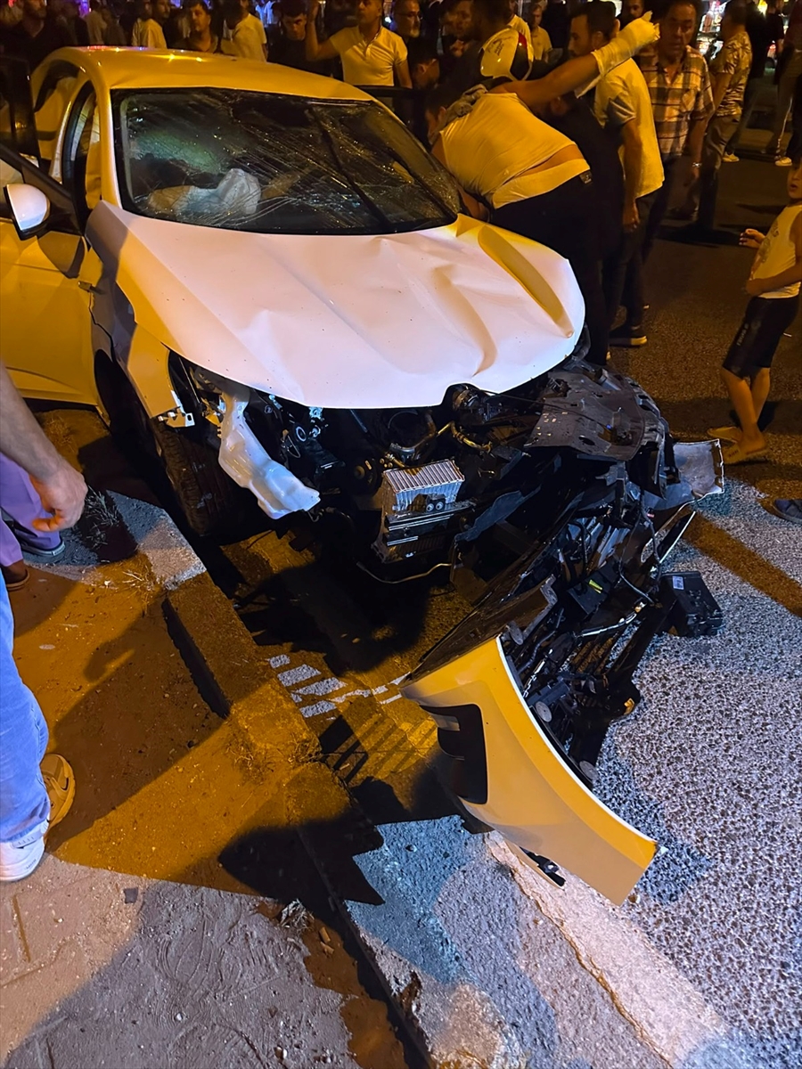 Bursa'da trafik kazası: 3 otomobil çarpıştı, 1'i ağır 5 yaralı
