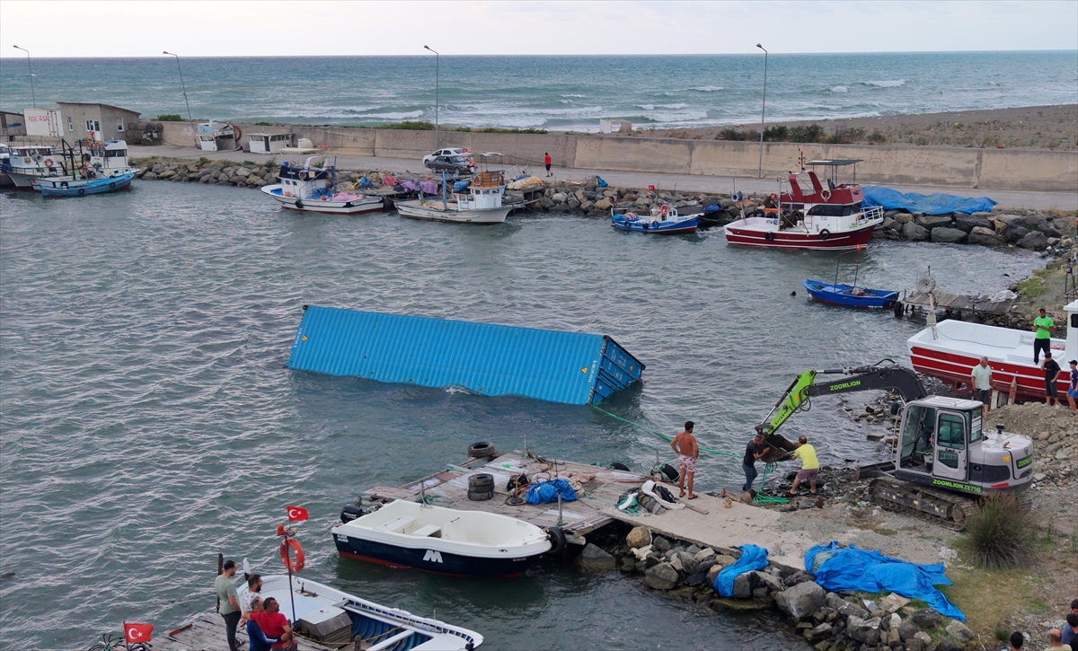 Samsun açıklarında bulunan konteynerden çay çıktı