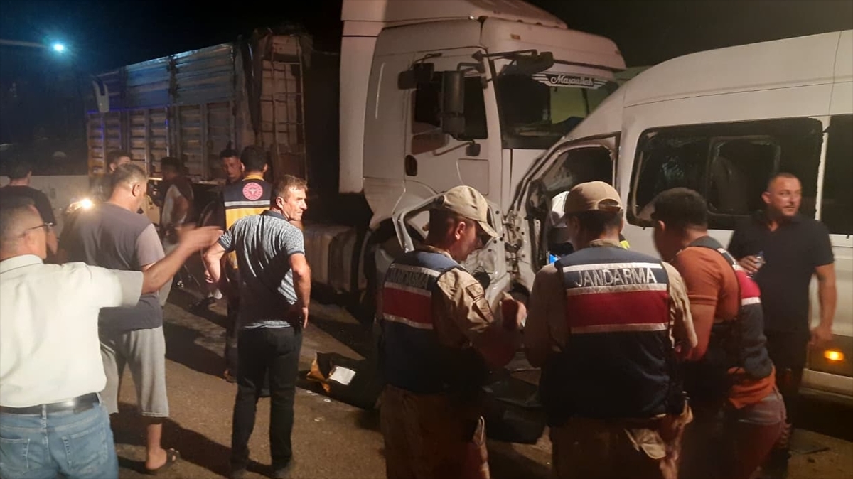 Hatay Erzin'de servis minibüsü tırla çarpıştı: 1 ölü, 14 yaralı