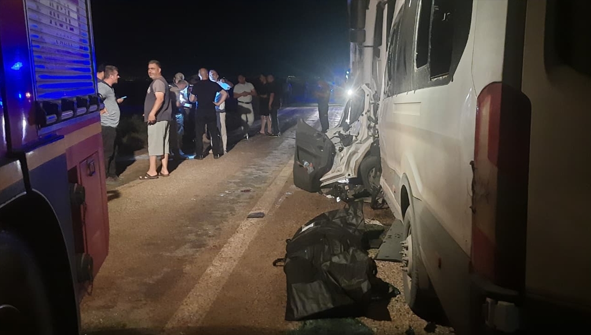 Hatay Erzin'de servis minibüsü tırla çarpıştı: 1 ölü, 14 yaralı