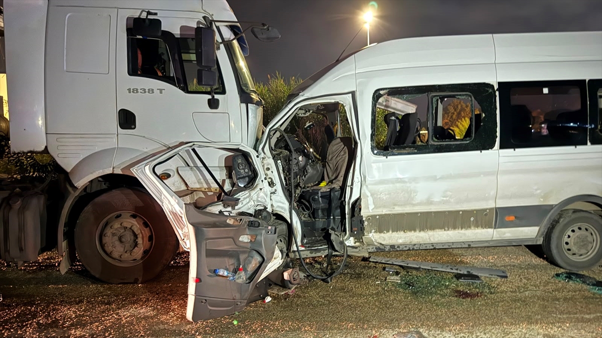 Hatay Erzin'de servis minibüsü tırla çarpıştı: 1 ölü, 14 yaralı