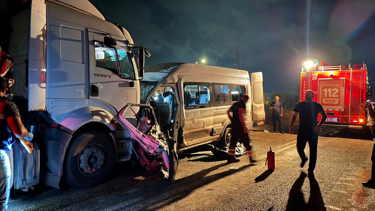 Hatay Erzin'de servis minibüsü tırla çarpıştı: 1 ölü, 14 yaralı