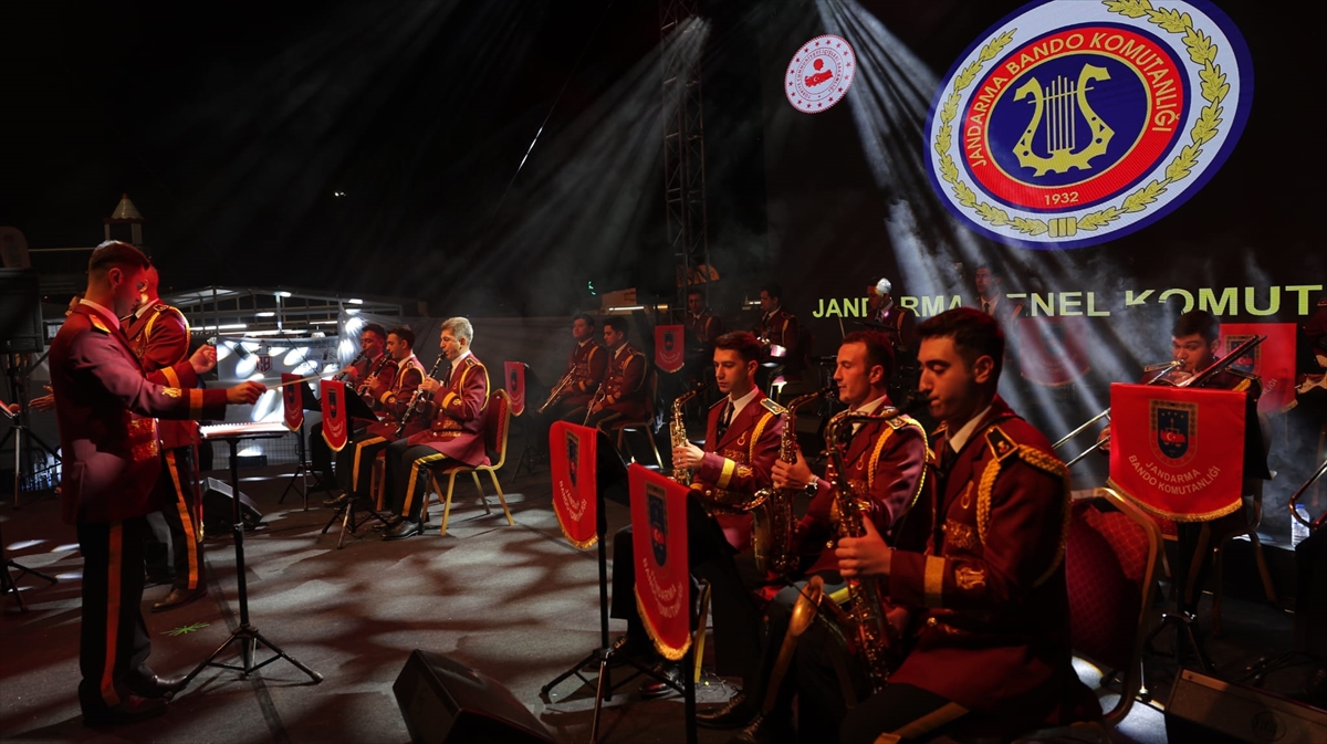 Jandarma Bandosu Kayseri'de milli ezgilerle sahne aldı