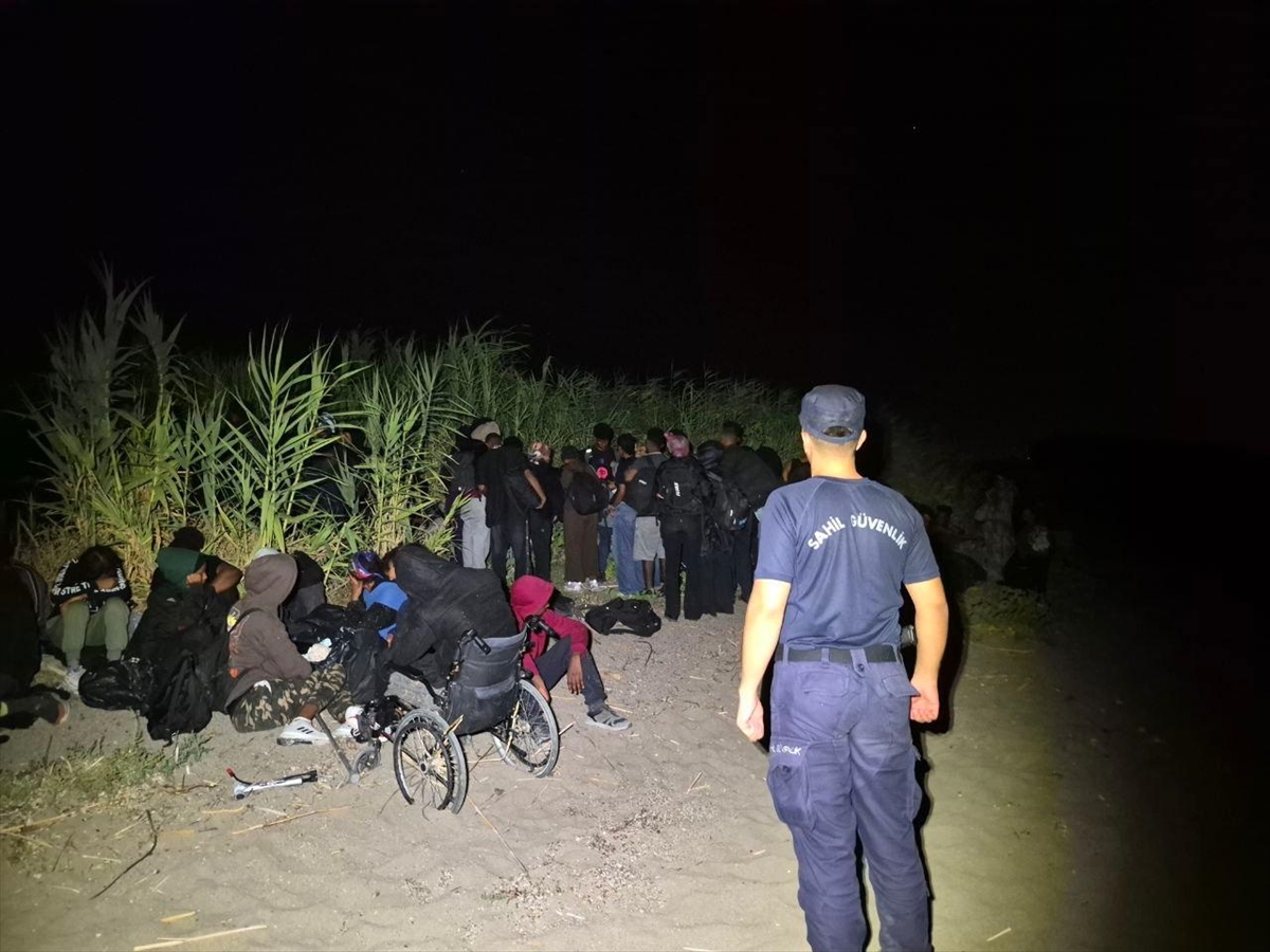 İzmir'de 62 Düzensiz Göçmen Yakalandı: 1 Şüpheli Gözaltında