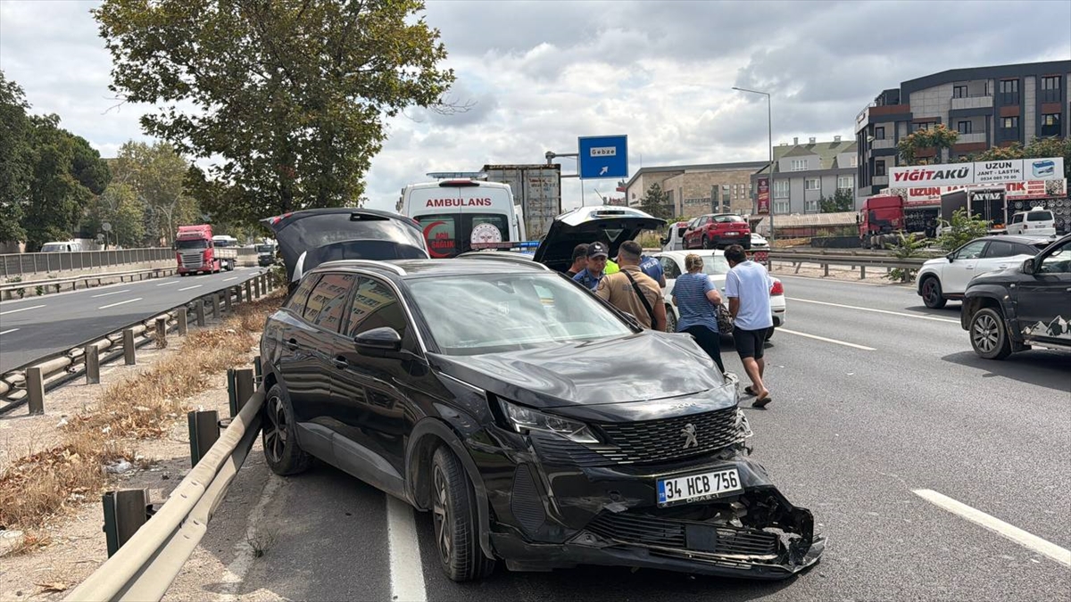 Kocaeli D-100'de tır ve SUV çarpıştı: İki yaralı, trafik aksadı