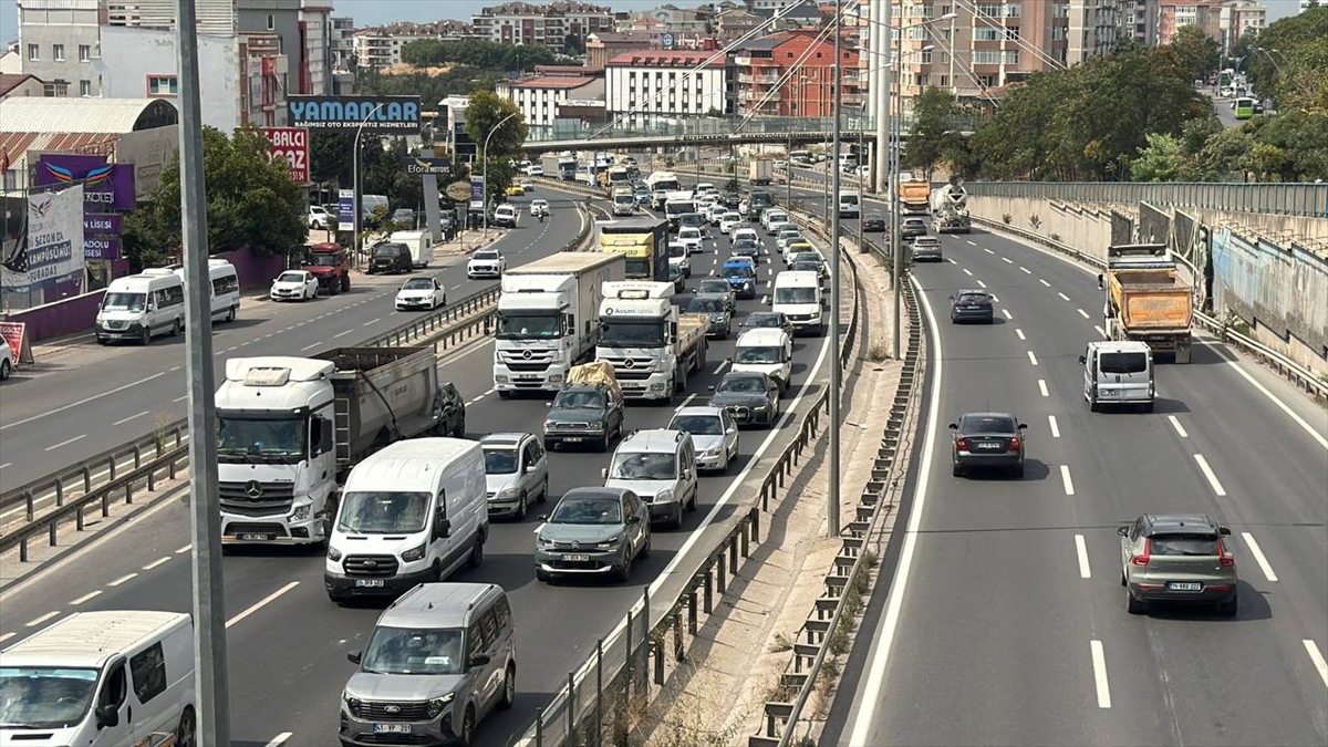 Kocaeli D-100'de tır ve SUV çarpıştı: İki yaralı, trafik aksadı