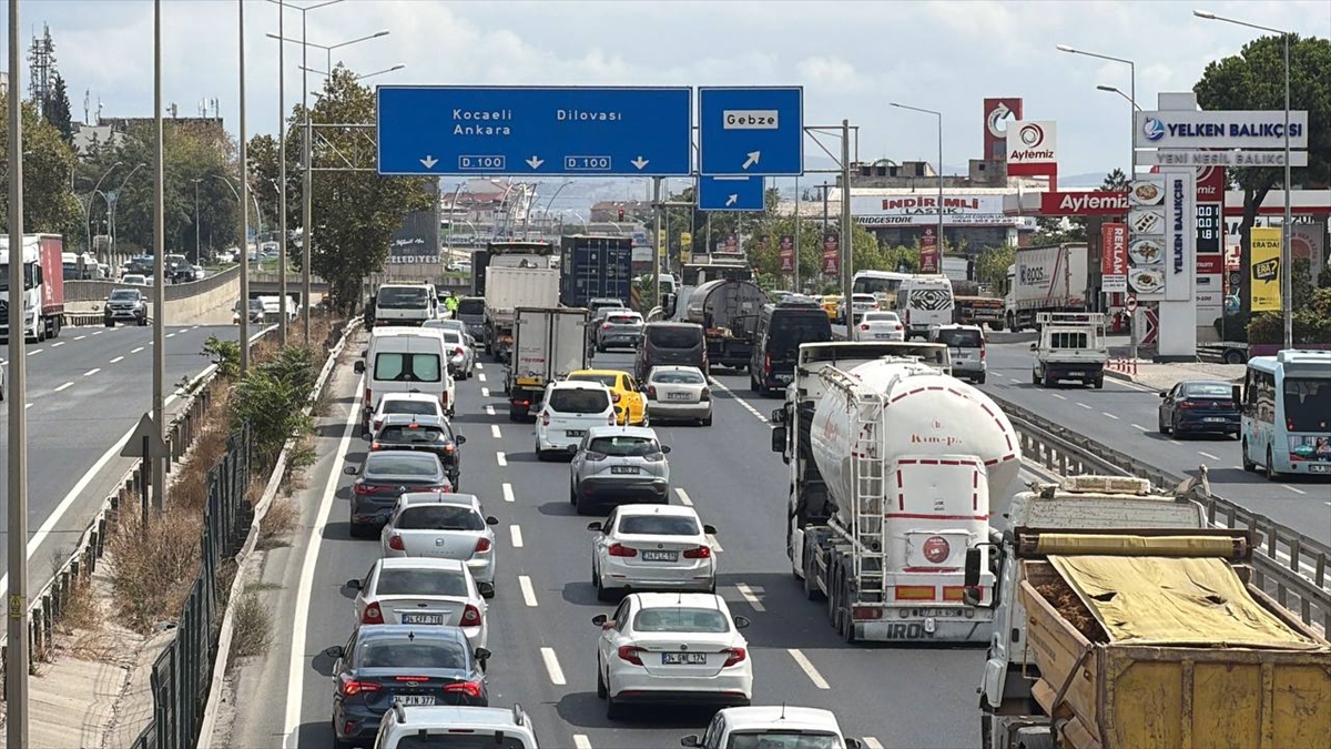 Kocaeli D-100'de tır ve SUV çarpıştı: İki yaralı, trafik aksadı