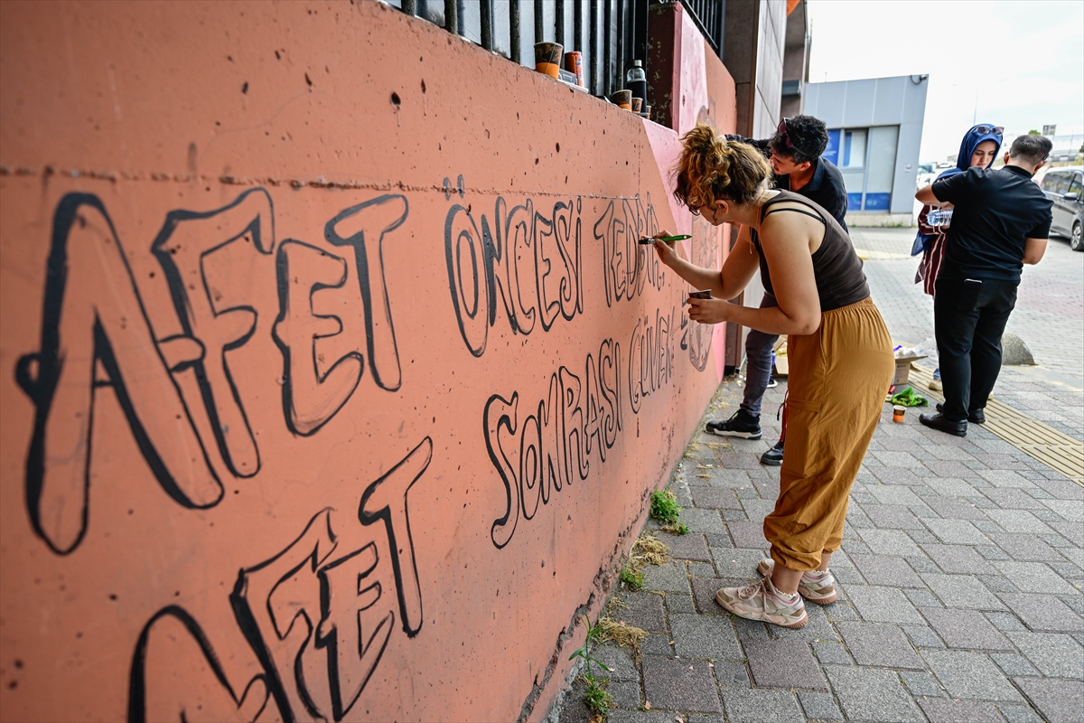 Dr. Temel Kılınçlı: Yurt duvarları afet bilinci için renklendirildi