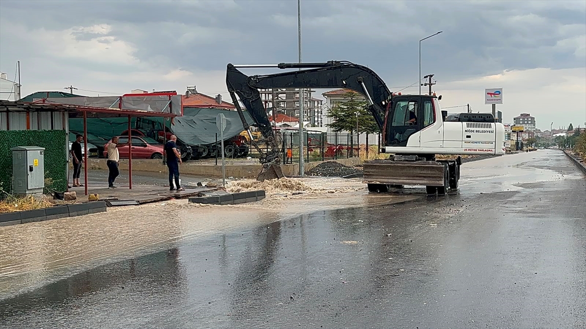 Niğde'de sağanak hayatı felç etti: Yollar göle döndü