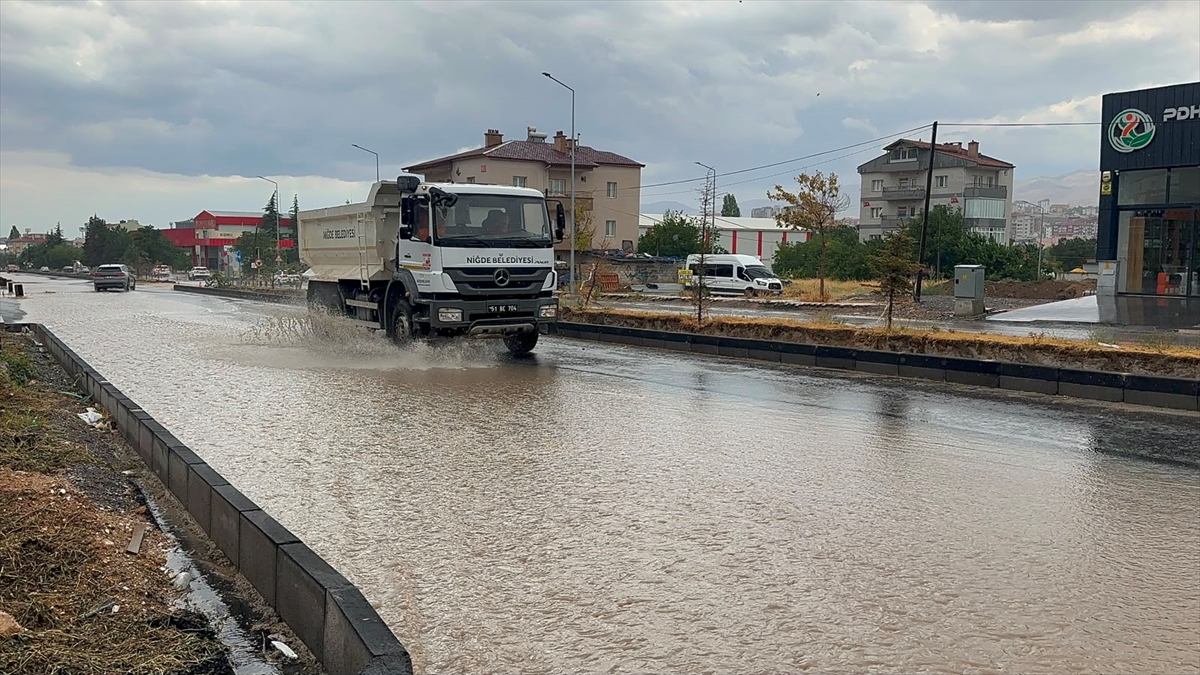 Niğde'de sağanak hayatı felç etti: Yollar göle döndü
