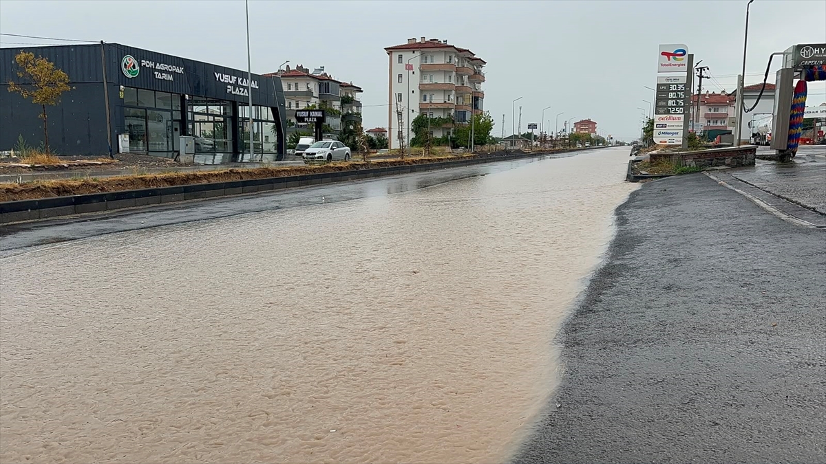 Niğde'de sağanak hayatı felç etti: Yollar göle döndü