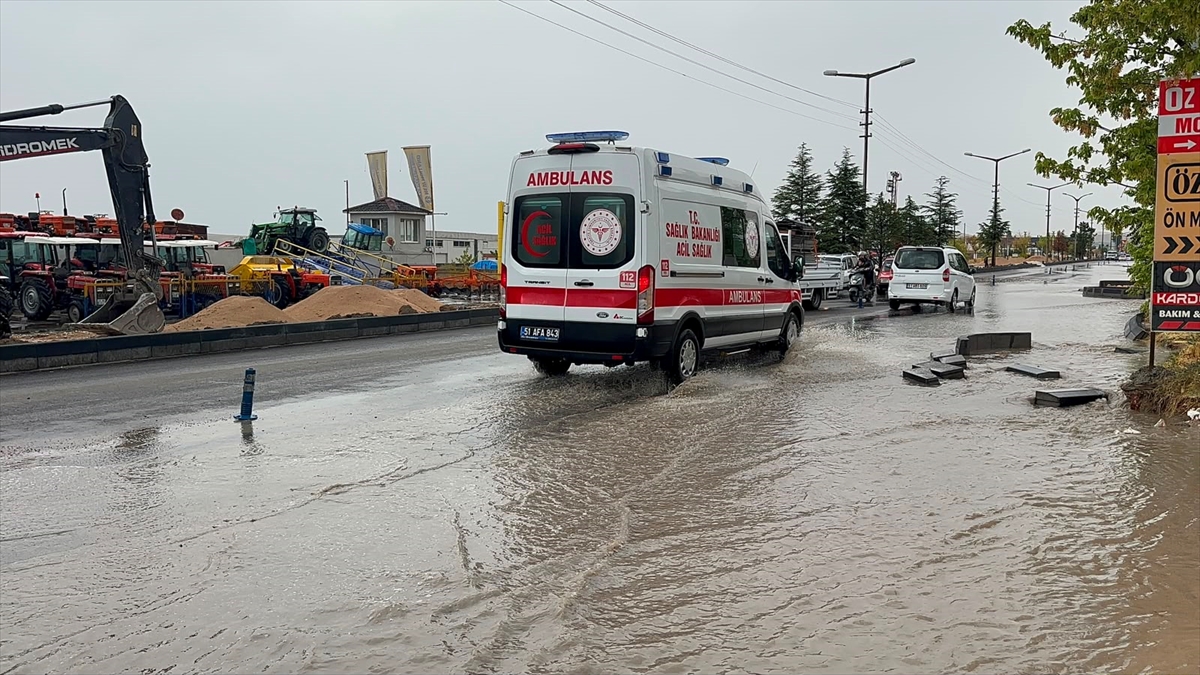 Niğde'de sağanak hayatı felç etti: Yollar göle döndü