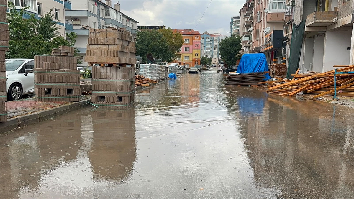 Niğde'de sağanak hayatı felç etti: Yollar göle döndü