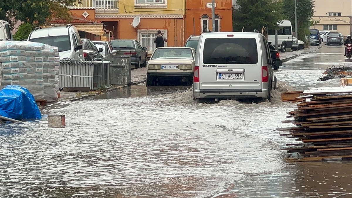 Niğde'de sağanak hayatı felç etti: Yollar göle döndü
