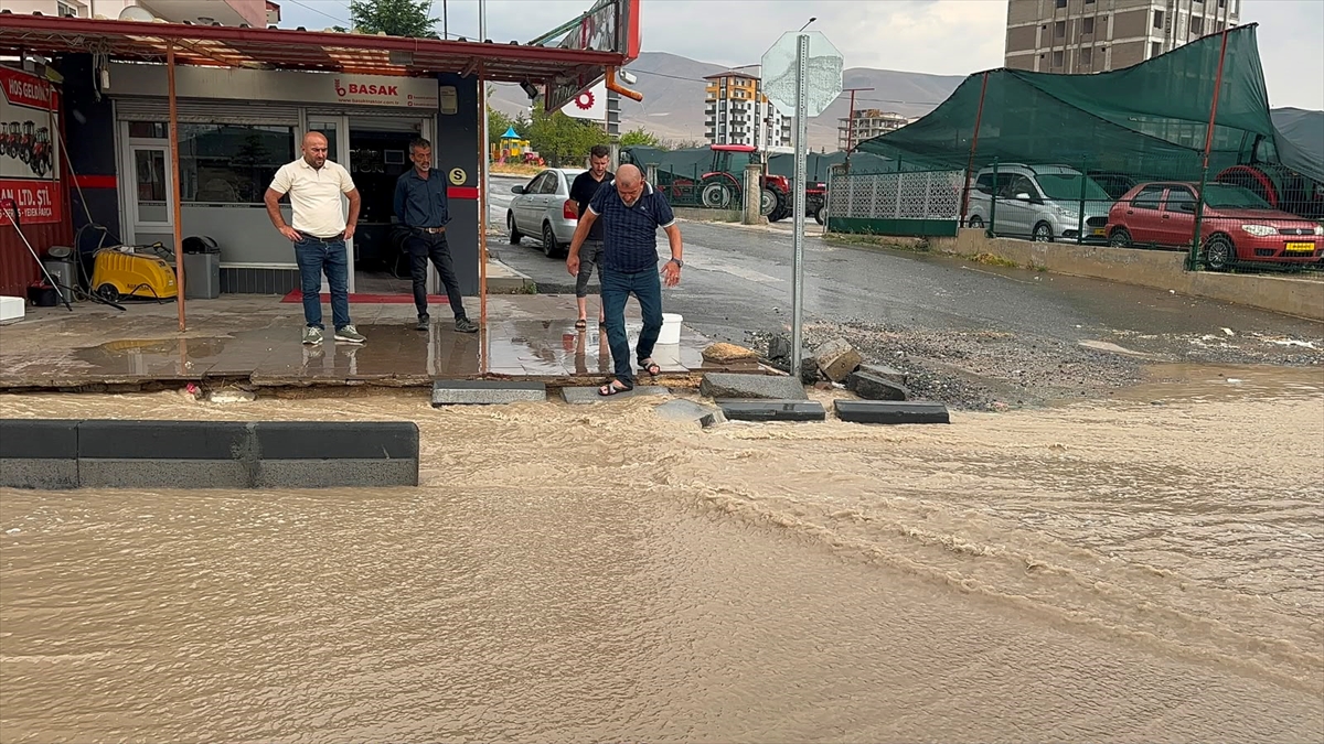 Niğde'de sağanak hayatı felç etti: Yollar göle döndü