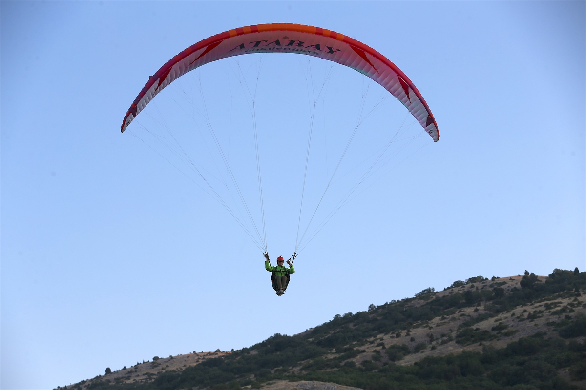 Yamaç paraşütü milli takım sporcusu antrenman için Eskişehir'den Afyonkarahisar'a uçtu