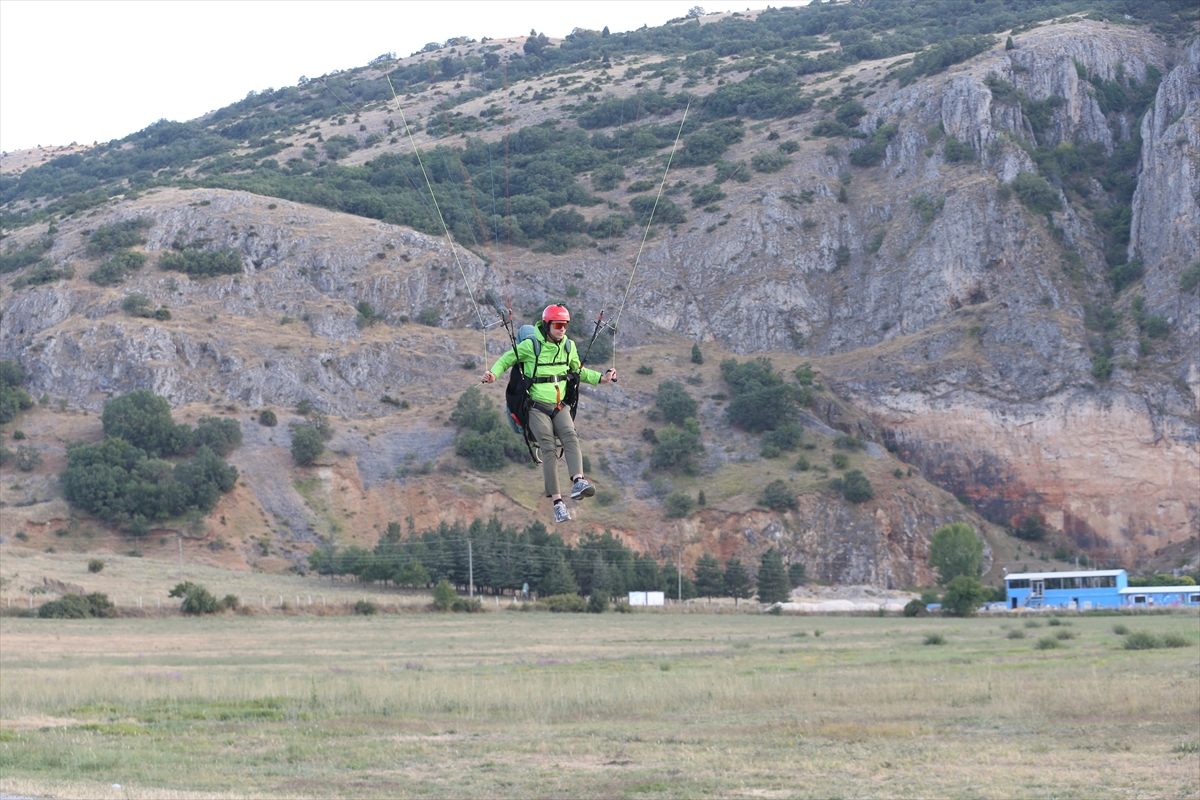 Yamaç paraşütü milli takım sporcusu antrenman için Eskişehir'den Afyonkarahisar'a uçtu