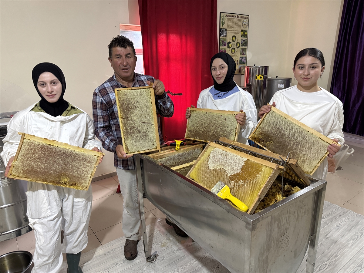 Ardahan'da yaylalardan sofralara uzanan bal mesaisinde sona gelindi