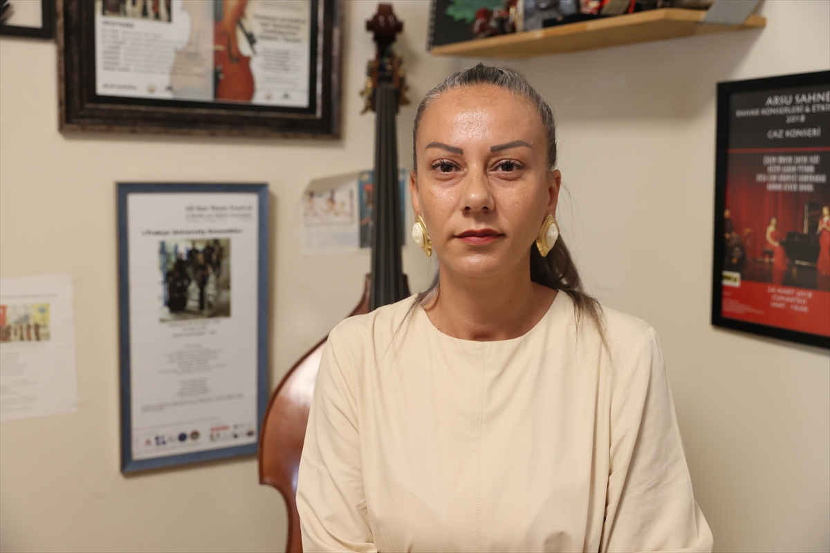 Boyundan büyük kontrbasıyla dünya sahnelerine hazırlanıyor