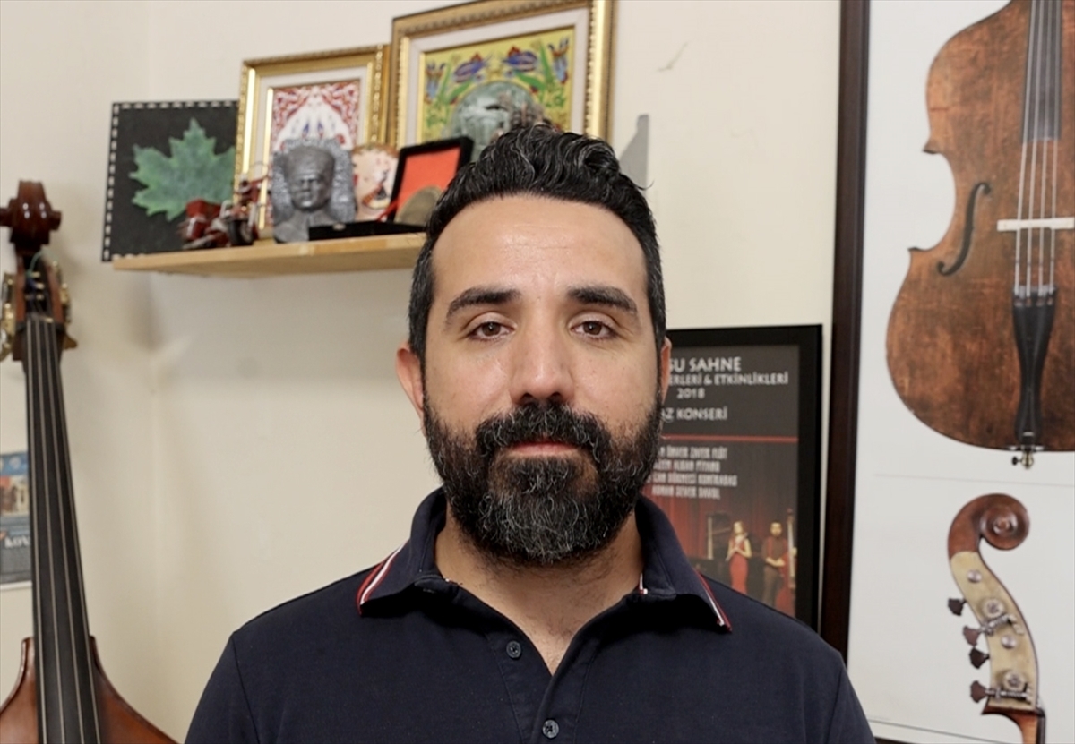Boyundan büyük kontrbasıyla dünya sahnelerine hazırlanıyor