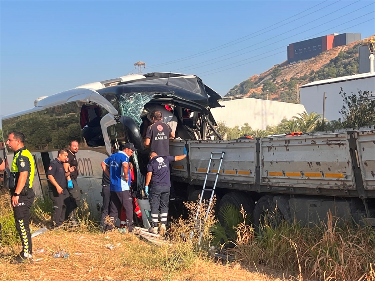 Muğla Milas'ta otobüs-tır kazası: 2 ölü, 18 yaralı