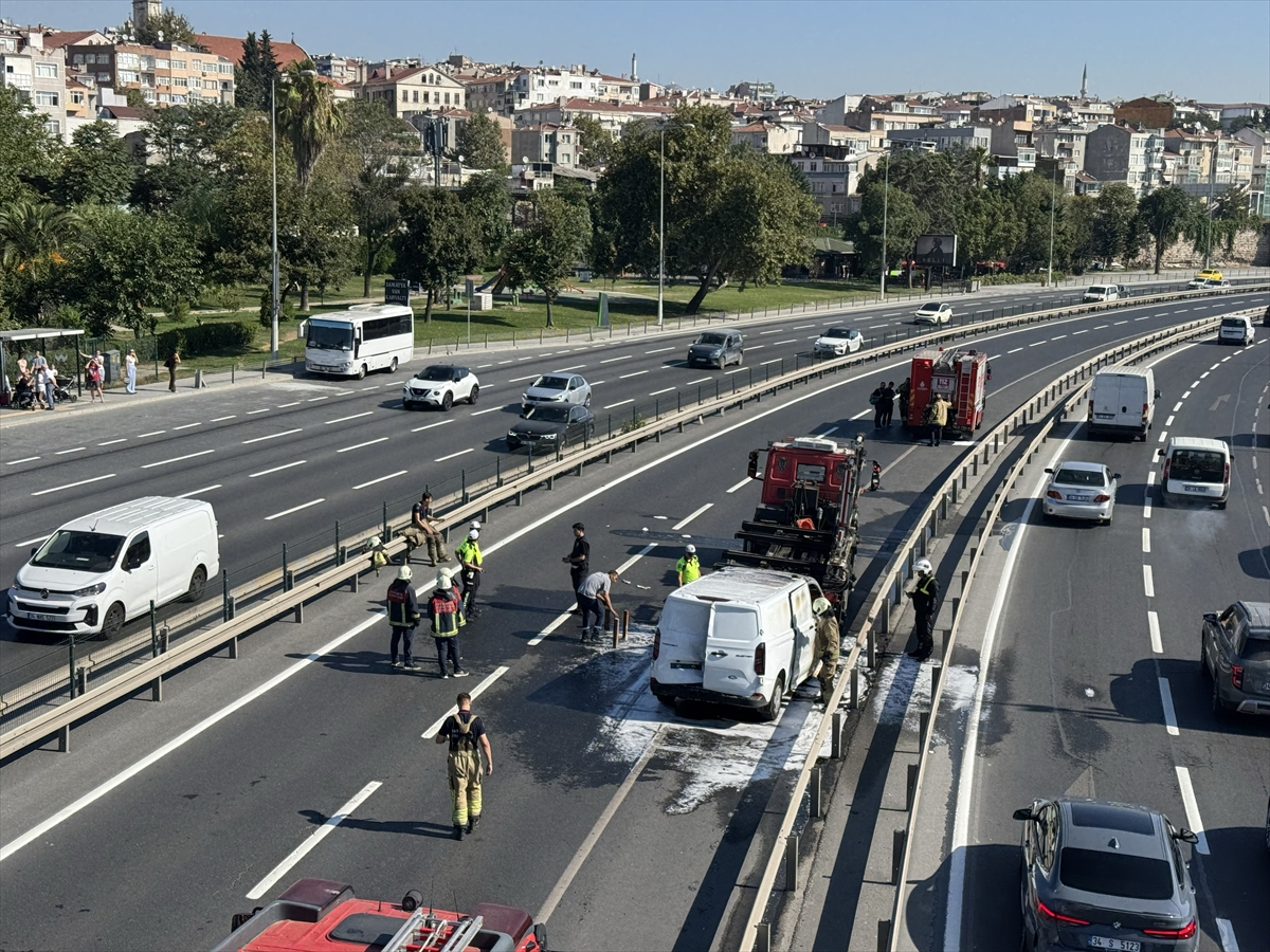 Fatih'te seyir halindeki panelvanda çıkan yangın söndürüldü