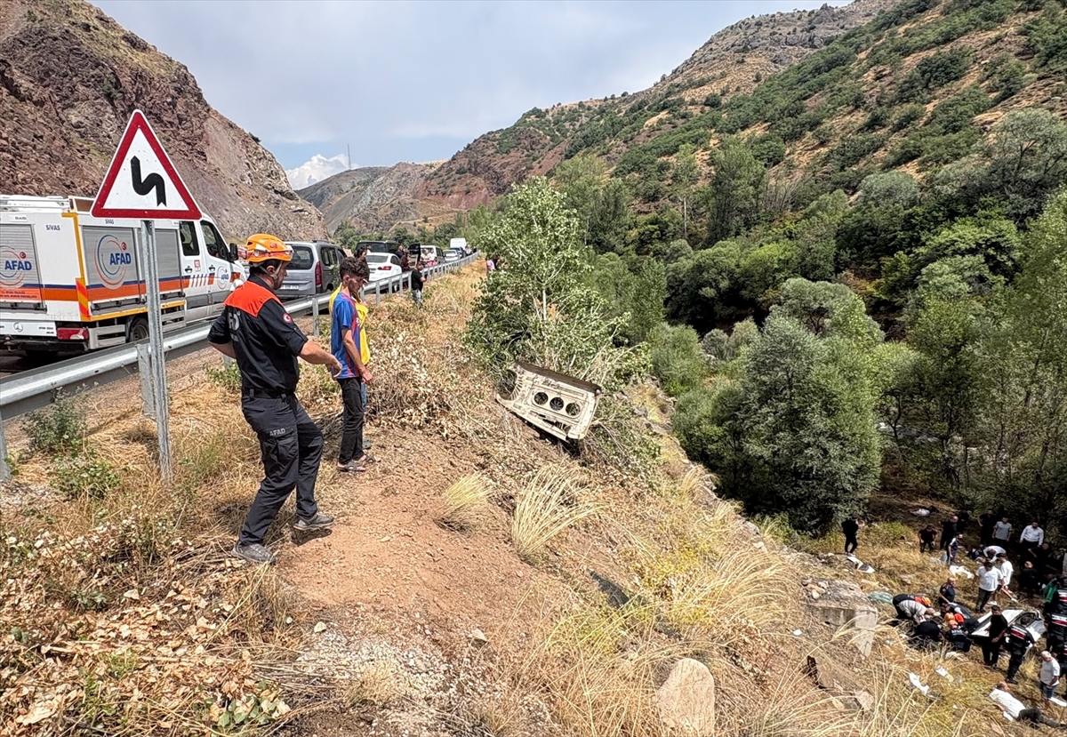 Sivas'ta yolcu minibüsü devrildi: 4 ölü, 10 yaralı