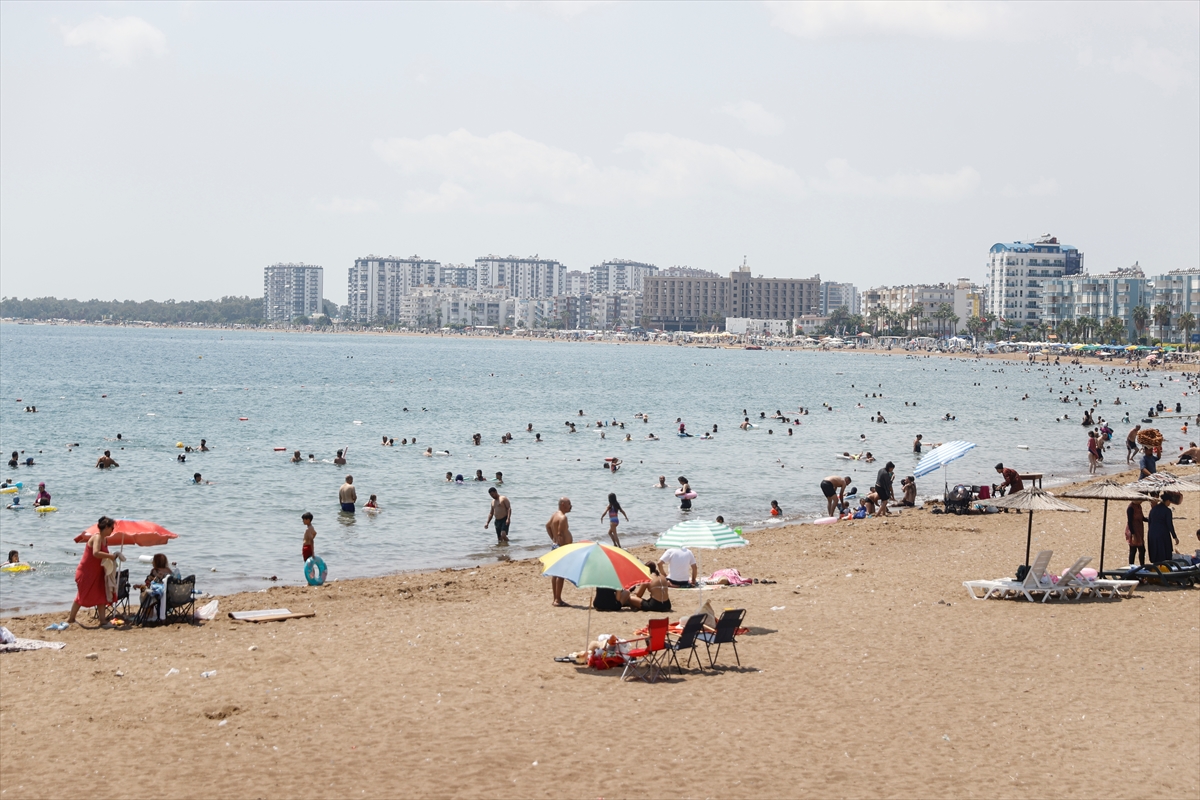Mersin'de sıcak hava etkisini sürdürüyor: Sahiller doldu