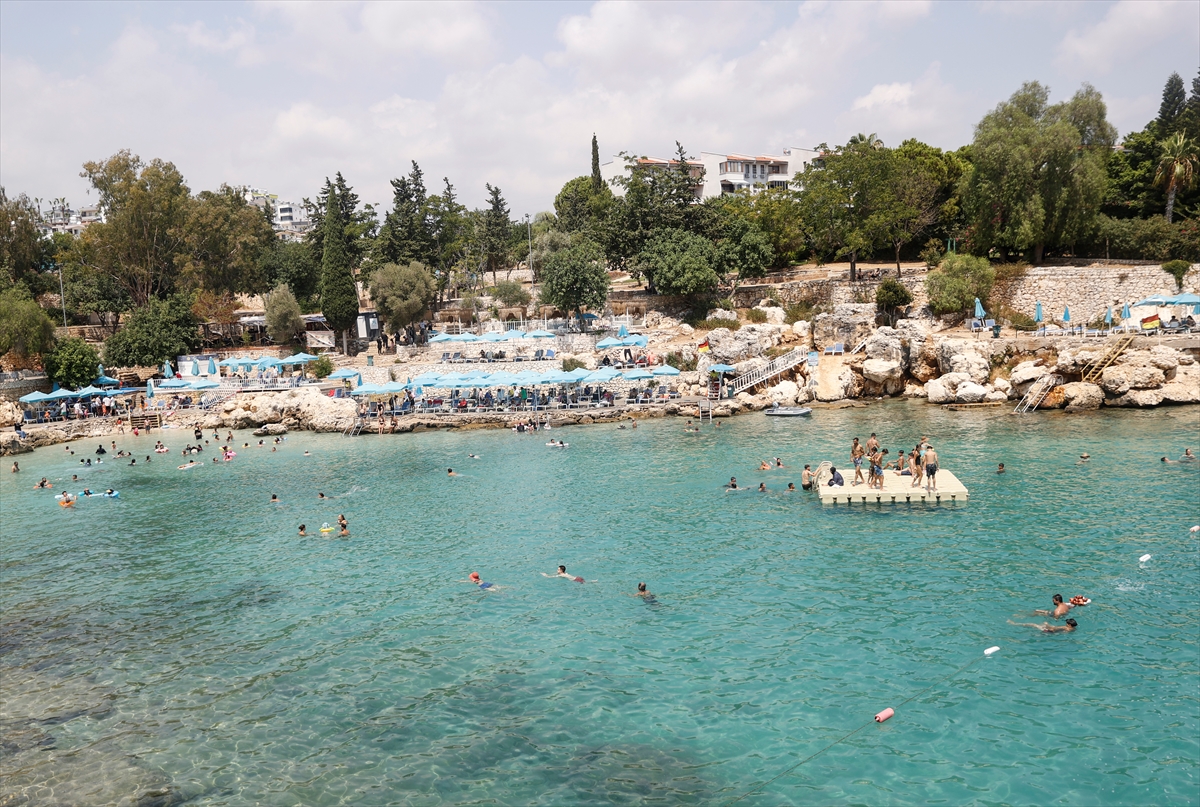 Mersin'de sıcak hava etkisini sürdürüyor: Sahiller doldu