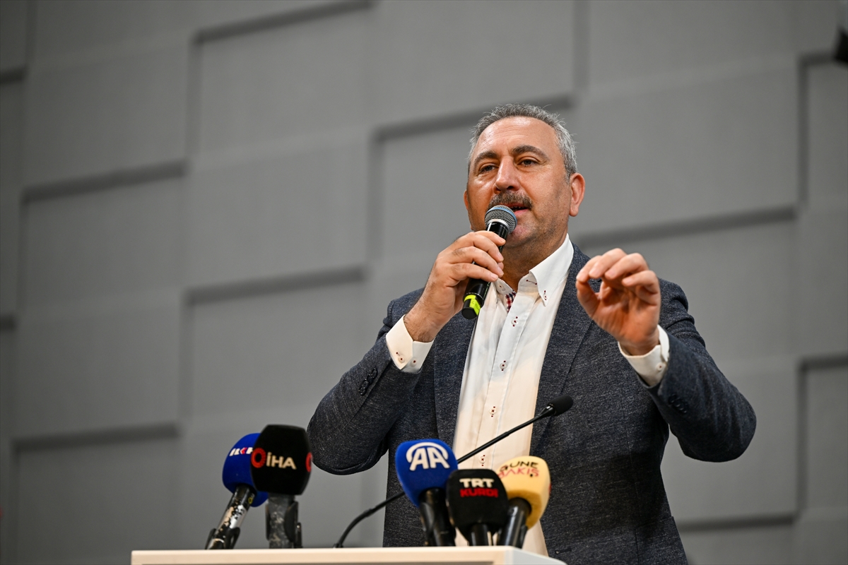 Abdulhamit Gül: TÜGVA gençleri geleceğin barışını kuracak