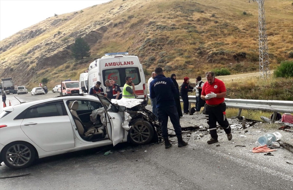 Sivas'ta minibüsle otomobilin çarpıştığı kazada 11 kişi yaralandı